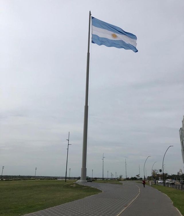 Repararon el mecanismo y volvió a flamear la bandera más alta de Rosario