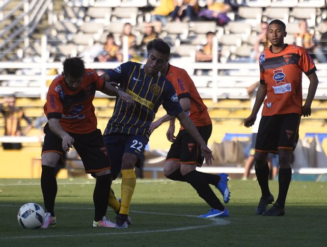 Pide pista. Emmanuel Ojeda jugó unos minutos en el amistoso ante Sud América y quiere debutar en este torneo.