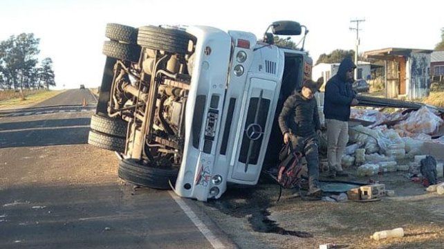 Este lunes por la mañana volcó un camión sobre ruta 11 a la altura del kilómetro 147. El vehículo circulaba en sentido Gualeguay - Victoria