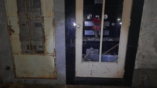 Dañan panteones para robar distintos elementos en el cementerio municipal