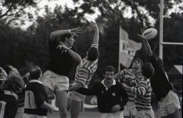 Barbarians en Jockey en 1990. Travaglini disputa una pelota en el line con Pedro Baraldi. 