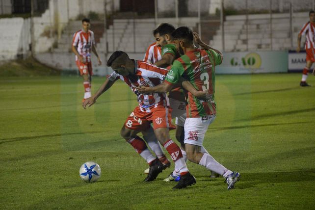 Atlético Paraná empató y quedó último en la zona