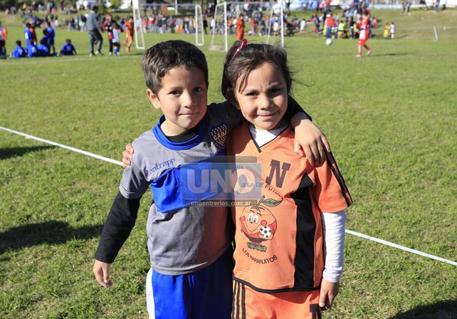 AMIGOS EN TODOS LADOS. Dana (Los Naranjitos) y Blas (Azul y Oro) comparten el aula de 1º grado en la escuela San Joaquín; ayer se encontraron jugando al fútbol.  (Foto UNO/Diego Arias)