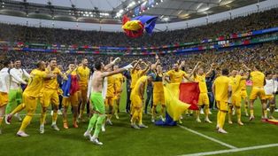Los jugadores de Rumania festejan el pase a octavos de final.