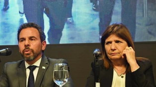 El secretario de Seguridad de la Nación, Vicente Ventura Barreiro, junto a la ministra Patricia Bullrich.
