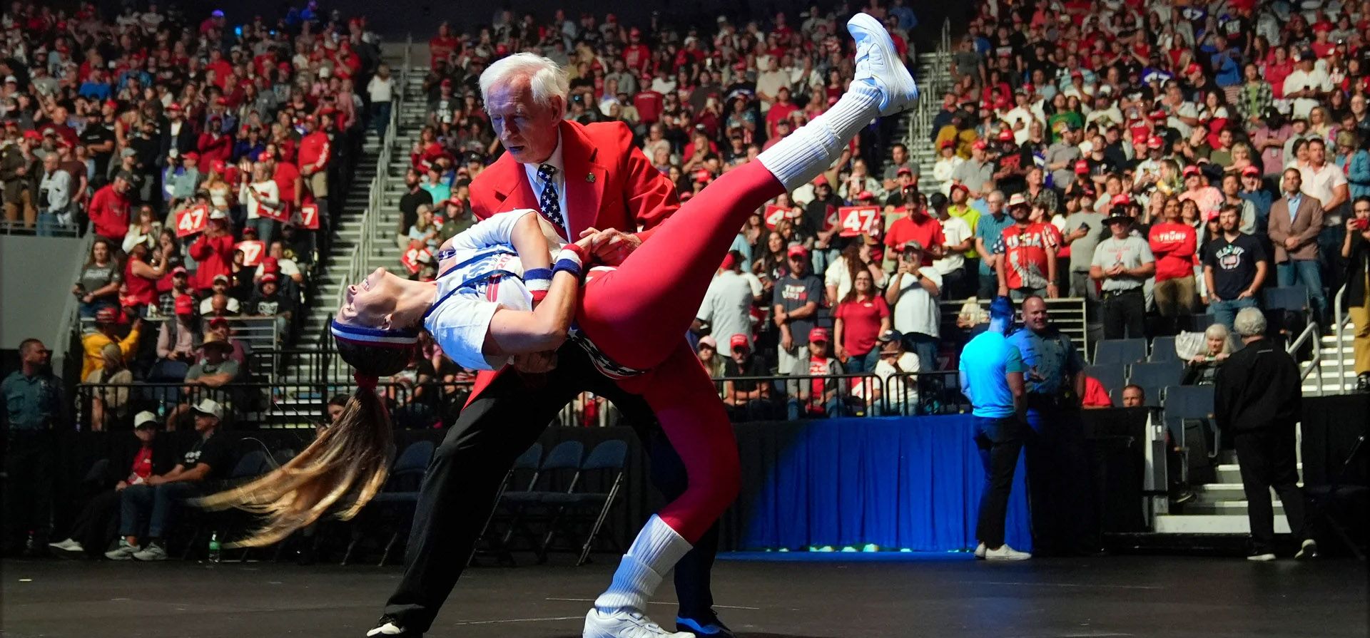 Bailarines actúan antes de que el candidato presidencial republicano, Donald Trump, hable en un mitin de la campaña Turning Point Action en Georgia, Duluth, Estados Unidos. Fotografía: Alex Brandon/AP Bailarines actúan antes de que el candidato presidencial republicano, Donald Trump, hable en un mitin de la campaña Turning Point Action en Georgia, Duluth, Estados Unidos. Fotografía: Alex Brandon/AP
