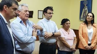 Cusinato, en el medio de la foto, durante una visita protocolar en Nogoy&aacute;.&nbsp;