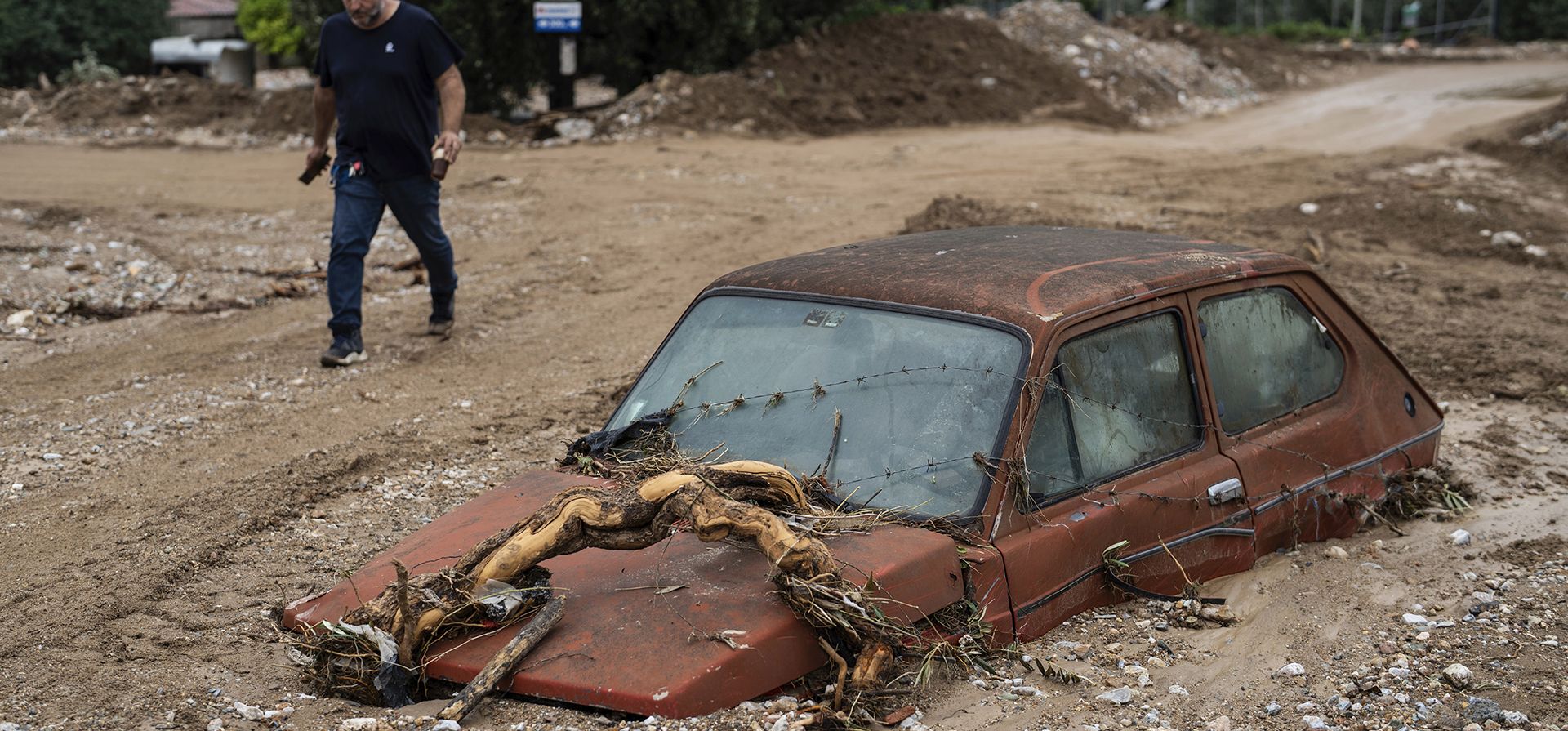Un hombre camina junto a un automóvil dañado después de las inundaciones en la ciudad de Agria, cerca de la ciudad de Volos, Grecia, el jueves 28 de septiembre de 2023. Una segunda tormenta poderosa en menos de un mes azotó partes del centro de Grecia el jueves, arrasando carreteras, rompiendo puentes e inundando miles de hogares. (Foto AP/Petros Giannakouris) Un hombre camina junto a un automóvil dañado después de las inundaciones en la ciudad de Agria, cerca de la ciudad de Volos, Grecia, el jueves 28 de septiembre de 2023. Una segunda tormenta poderosa en menos de un mes azotó partes del centro de Grecia el jueves, arrasando carreteras, rompiendo puentes e inundando miles de hogares. (Foto AP/Petros Giannakouris)