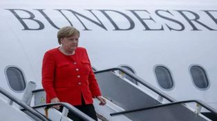 La canciller Merkel tuvo que regresar a Alemania por un problema en el vuelo