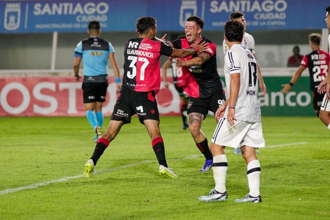 Chiaverano festeja su gol en Santiago del Estero, el el debut triunfal de Mauricio Larriera.