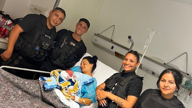 Parto en la calle. Los policías del Comando Radioeléctrico junto a la mamá y el bebé ya en la Maternidad Martin