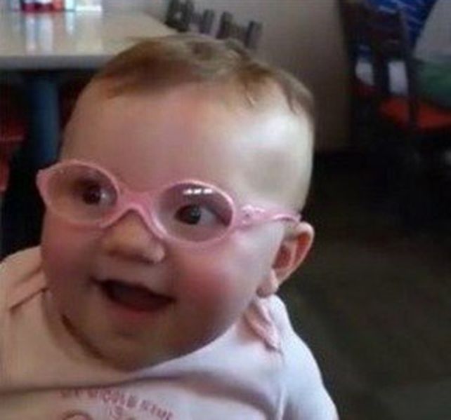 El emotivo momento en que un bebé ve a sus padres con nitidez por primera vez en su vida