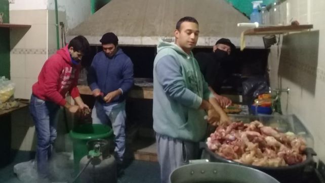 En la cocina. Cuatro de los amigos en plena preparaci&oacute;n de la comida.