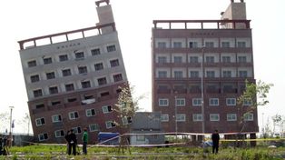 Un edificio de siete pisos amaneció más torcido que la Torre de Pisa