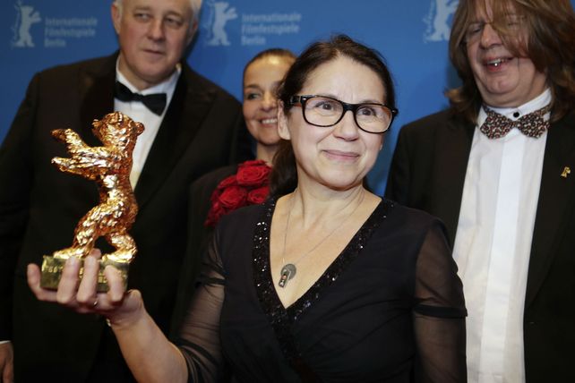 Logro. Ildikó Envedi sostiene el trofeo logrado con una historia de amor.