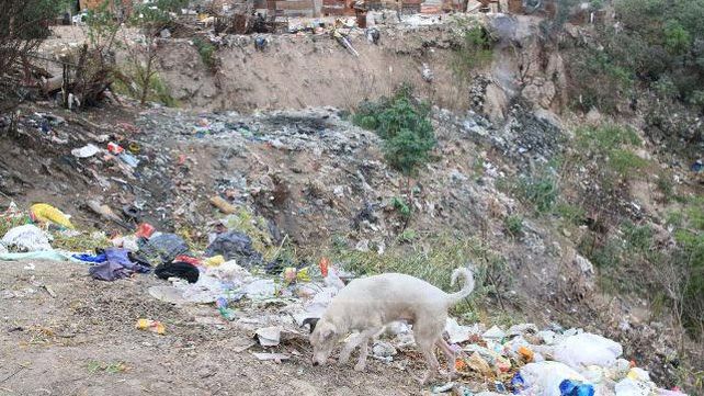 Barrio Antártida Argentina: Al borde de la barranca y cercados por la basura