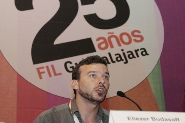 Presentan antología con textos de Eliezer Budasoff, periodista de UNO