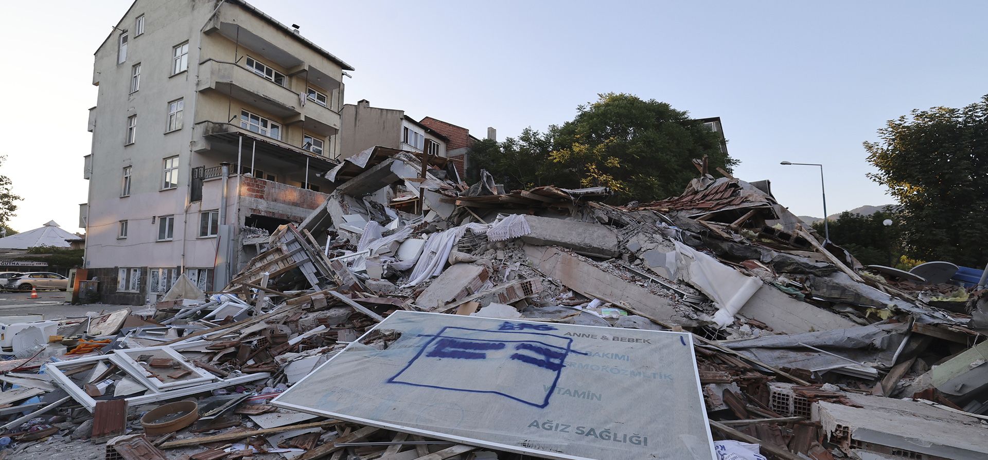 Escombros esparcidos tras el derrumbe de un edificio durante un terremoto en Sindirgi, al noroeste de Turquía, el lunes 11 de agosto de 2025. (Berkman Ulutin/Dia Photo via AP) Escombros esparcidos tras el derrumbe de un edificio durante un terremoto en Sindirgi, al noroeste de Turquía, el lunes 11 de agosto de 2025. (Berkman Ulutin/Dia Photo via AP)