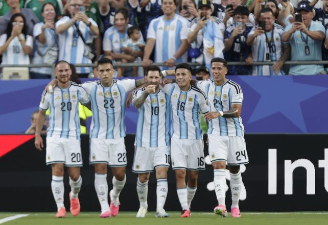 La selección argentina debutó con un contundente 3 a 0 ante Argelia.