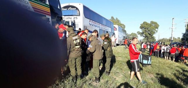 Alcohol, cuchillos y hasta un hacha: colectivos demorados rumbo al clásico en Mendoza