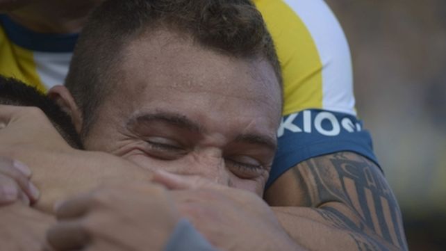 En medio de los abrazos. La felicidad del goleador emerge entre sus compañeros.