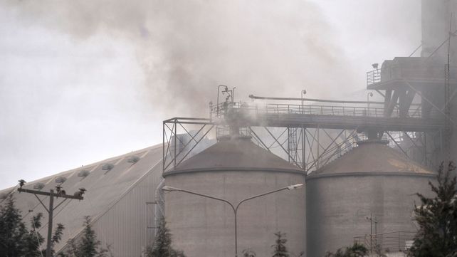 Un incendio de grandes dimensiones afectó a la planta de Molinos en San Lorenzo