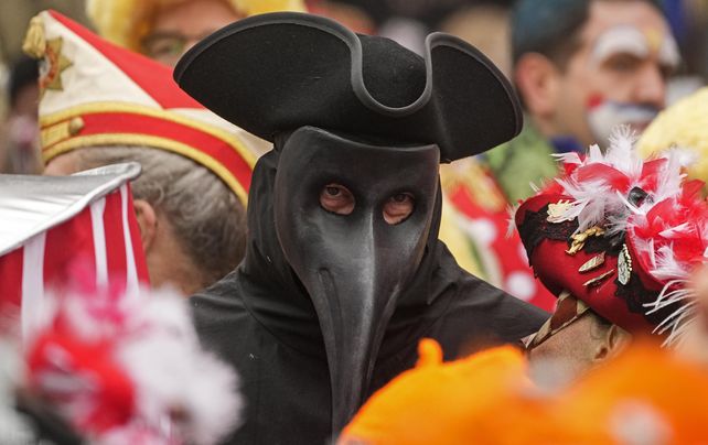 Un participante al carnaval celebra con decenas de miles el inicio de la temporada de la fiesta en las calles de Colonia, Alemania, el jueves 11 de noviembre de 2021. Después de que el carnaval fuera cancelado el año pasado debido a la pandemia de coronavirus, este año solo a los vacunados con entradas se les permitió asistir a las celebraciones en la plaza central de Colonia. 