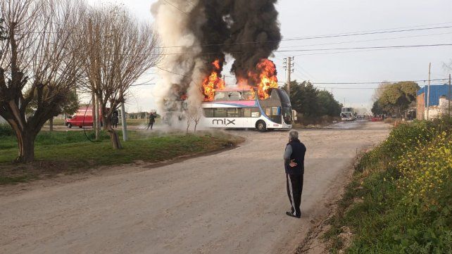 Un colectivo se incendió en San Benito.