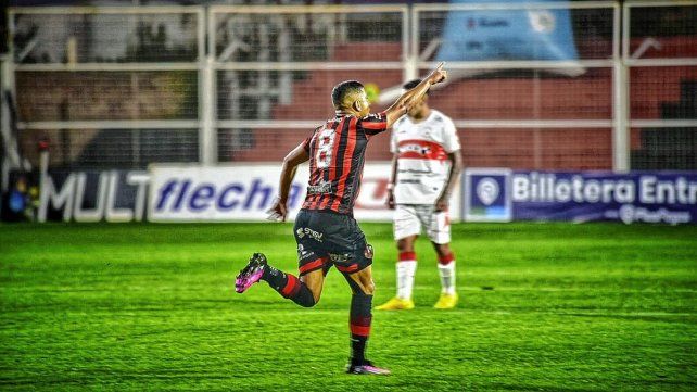 Damián Arce definió con mucha categoría y anotó el 1-1 de Patronato ante Deportivo Morón.