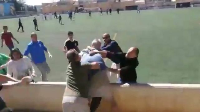 Los padres se tranzaron en una vergonzosa pelea. (Foto vía Twitter @rcdmlive)