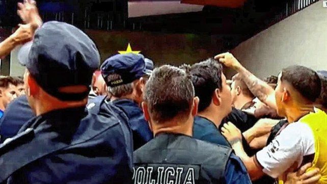 Escándalo en Tigre-Platense: piñas, botellazos e insultos entre los planteles en el vestuario