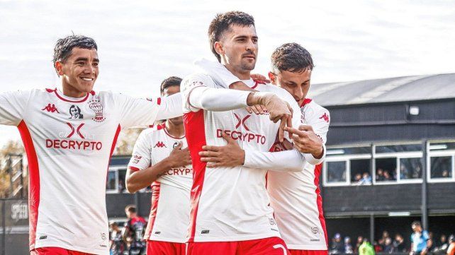Huracán le ganó en cancha de Riestra a Barracas Central y es uno de los tres punteros de la Liga Profesional. Huracán le ganó en cancha de Riestra a Barracas Central y es uno de los tres punteros de la Liga Profesional.