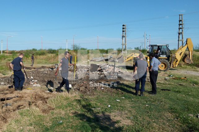 Remueven tierra y buscan cadáveres de un presunto asesino serial