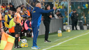 Jorge Almirón le da indicaciones a sus futbolistas durante el partido entre Central y Atlético Tucumán.