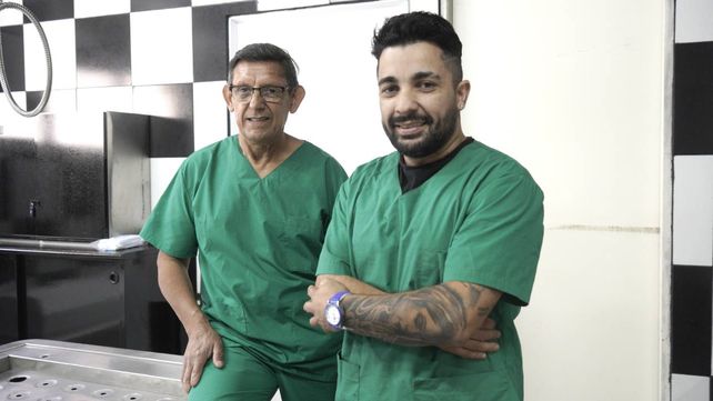 Hector y Nelson trabajan sobre los cadáveres aplicando tanatopraxia.