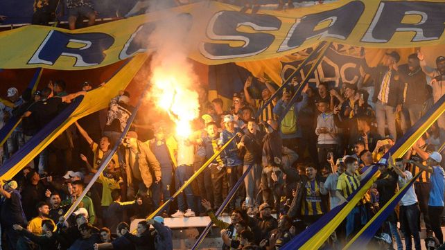 Pura pasión. Las banderas detrás del arco de Servio en el complemento. Mucho acompañamiento tuvo el equipo de Somoza.