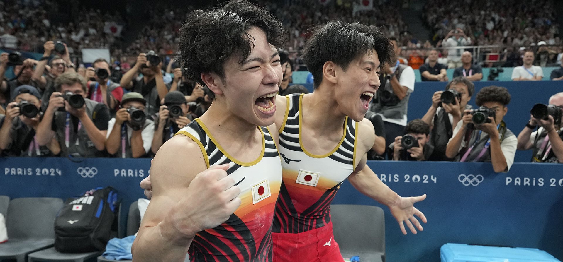 Shinnosuke Oka, a la izquierda, y su compañero de equipo Daiki Hashimoto, de Japón, celebran después de que Oka ganara el oro durante la final del concurso completo de gimnasia artística masculina en el Bercy Arena en los Juegos Olímpicos de Verano de 2024, el miércoles 31 de julio de 2024, en París, Francia. (Foto AP/Abbie Parr) Shinnosuke Oka, a la izquierda, y su compañero de equipo Daiki Hashimoto, de Japón, celebran después de que Oka ganara el oro durante la final del concurso completo de gimnasia artística masculina en el Bercy Arena en los Juegos Olímpicos de Verano de 2024, el miércoles 31 de julio de 2024, en París, Francia. (Foto AP/Abbie Parr)