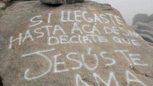 Las pintadas fueron descubiertas en la primera hora del domingo por un grupo de guías y montañistas.