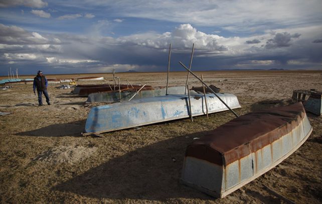 Penoso. Apenas unos botes sobre el yermo quedaron de un espejo de agua que nutría la pesca de unos 900 pescadores.
