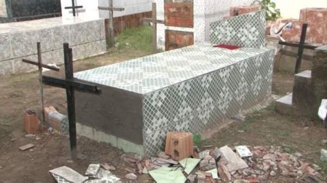 Increíble pero real. Los familiares abrieron la sepultura. Una testigo asegura que la mujer quiso salir.