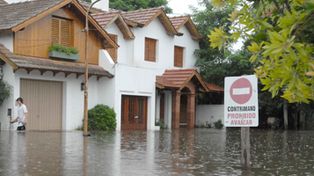 Las inundaciones ya dejaron casi tres mil evacuados y un cruce entre gobierno y campo