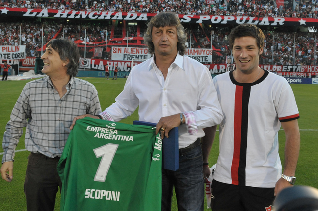 Norberto Scoponi recibió una camiseta en un homenaje que le hizo la dirigencia de Newells en 2011.