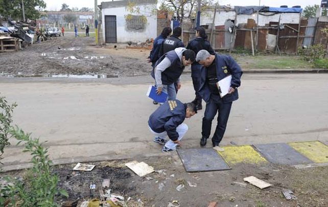Peritaje. Policías de Criminalística ayer en Garibaldi y Rodríguez