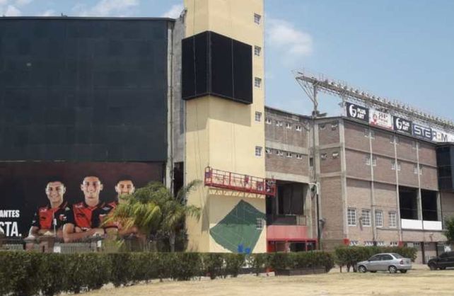 Colón empezó a pintar el mural en homenaje a sus hinchas.&nbsp;