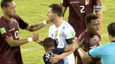 Yaison cumplió su sueño: abrazó a Lionel Messi, su gran ídolo. Yaison cumplió su sueño: abrazó a Lionel Messi, su gran ídolo.