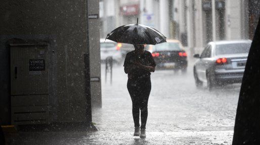 Rosario quedó bajo doble alerta meteorológica por tormentas y vientos fuertes