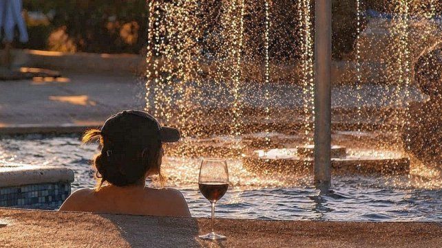 La combinación de termas con enoturismo es una propuesta que se afianza