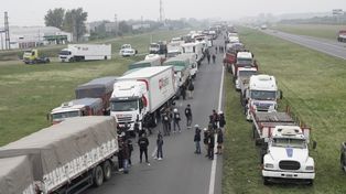 El corte de tránsito en Autopista a Buenos Aires y A 012. Estuvo interrumpido el paso en el carril que viene a Rosario hasta minutos antes de las 20, que se levantó la medida y comenzó a normalizarse el tránsito.&nbsp;