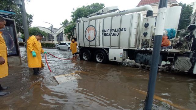 Uno de los camiones desobstructores de la Municipalidad de Rosario trabaja en una de las zonas comprometidas de la ciudad por la lluvia.