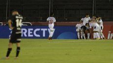El diablo metió la cola. Alexis Rodríguez no quiere mirar el festejo de los jugadores de Independiente en el Coloso. El diablo metió la cola. Alexis Rodríguez no quiere mirar el festejo de los jugadores de Independiente en el Coloso.
